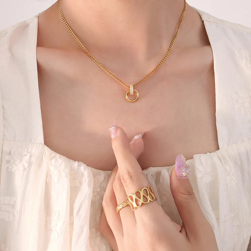 GOLD PLATED DOUBLE RING VINTAGE NECKLACE