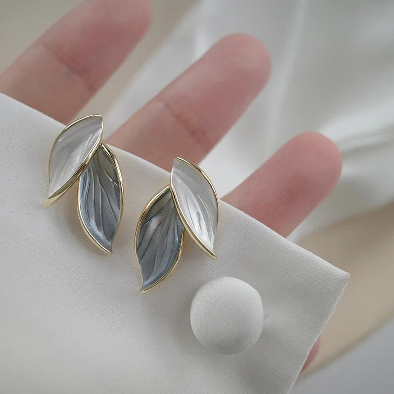 ARRIVAL LOVELY LEAF STUD EARRINGS